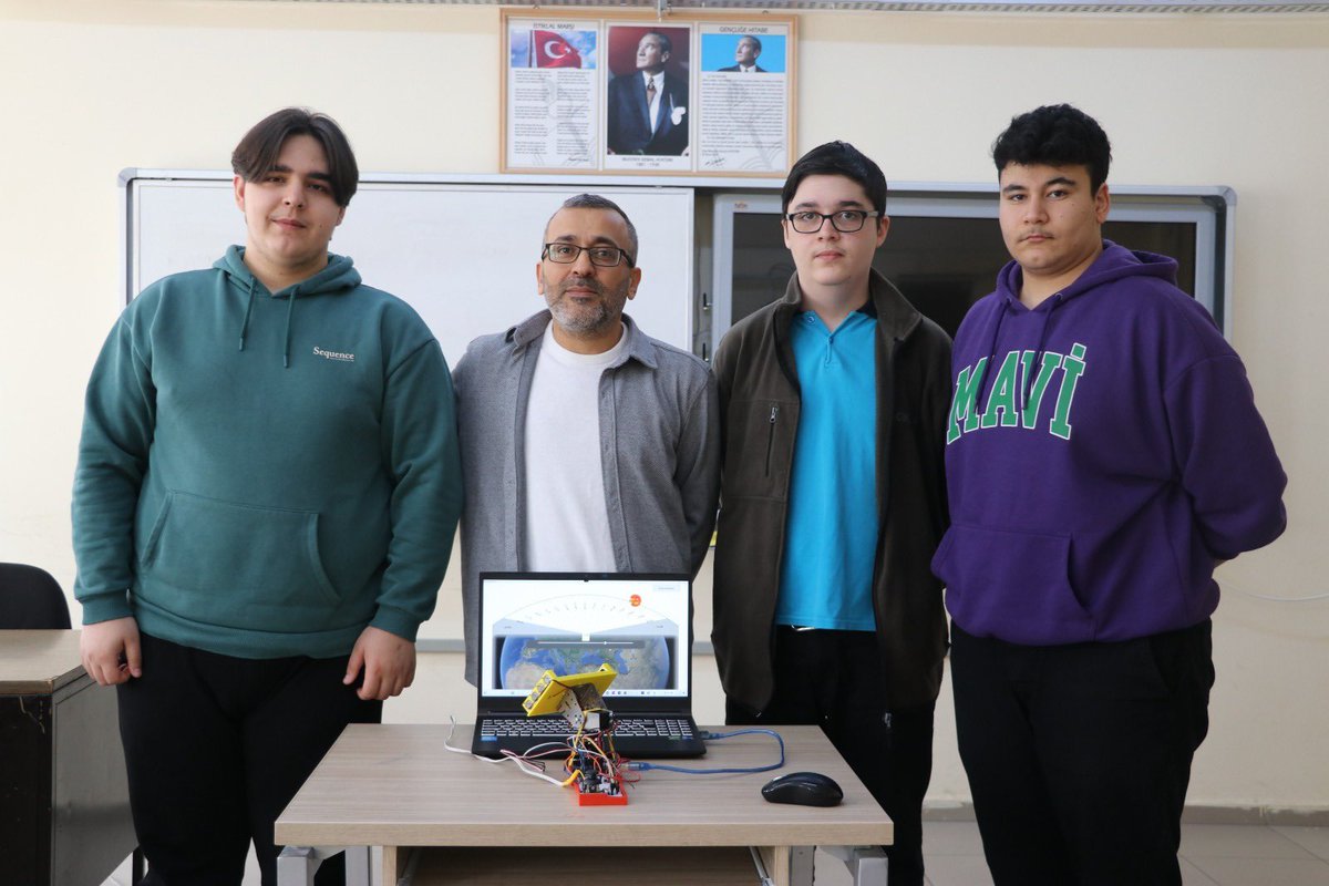 tcmeb's tweet photo. Mesleki Teknik Eğitim Atölyelerinde Hayat Bulan Projeler, Dünya Çapında Başarılar Getiriyor 

Amasya Şehit Gültekin Tırpan Mesleki ve Teknik Anadolu Lisesi, Uluslararası Gençlik Bilim Yarışması'nda, "Güneş Panellerinin Verimliliğini Artırma" isimli projeleri ile dünya ikincisi oldu.🥈👏 🇹🇷

👉🏻 https://t.co/6BDEVtTDgs