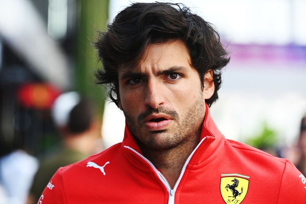 Carlos Sainz no correrá el GP de Arabia Saudí por una apendicitis que requerirá que le operen. Oliver Bearman debutará en Jeddah sustituyendo al español 👀 #F1 #Ferrari Info: [@ScuderiaFerrari]