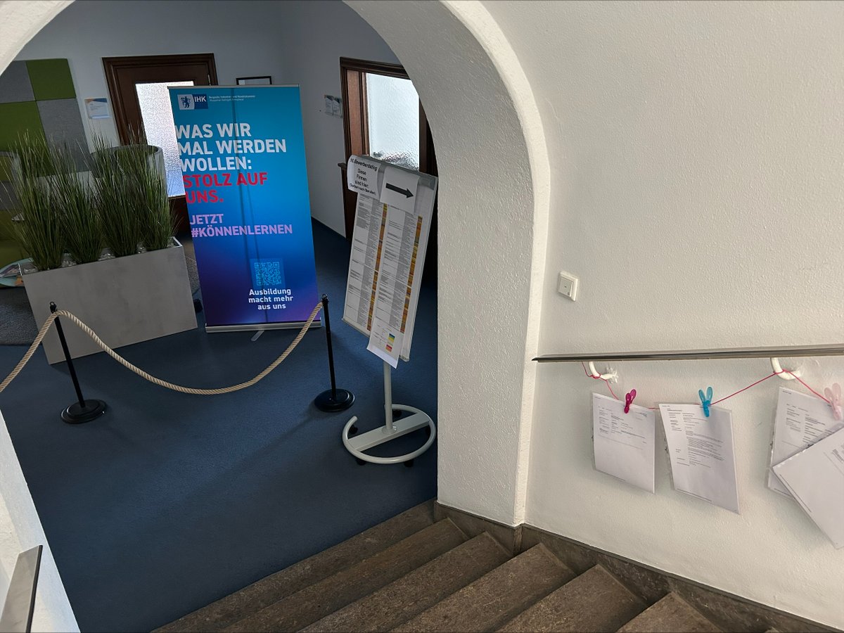 BergischeIHK's tweet photo. 🚀 16. Bewerberdating bei der Bergischen IHK! 🚀

Wer auf der Suche nach einem #Ausbildungsplatz ist, hat heute beste Chancen, fündig zu werden. Denn rund 80 Unternehmen sind beim #Bewerberdating vor Ort und haben 700 Ausbildungsplätze im Angebot.
#GemeinsamBergisch #ausbildung https://t.co/nGOd41PclE