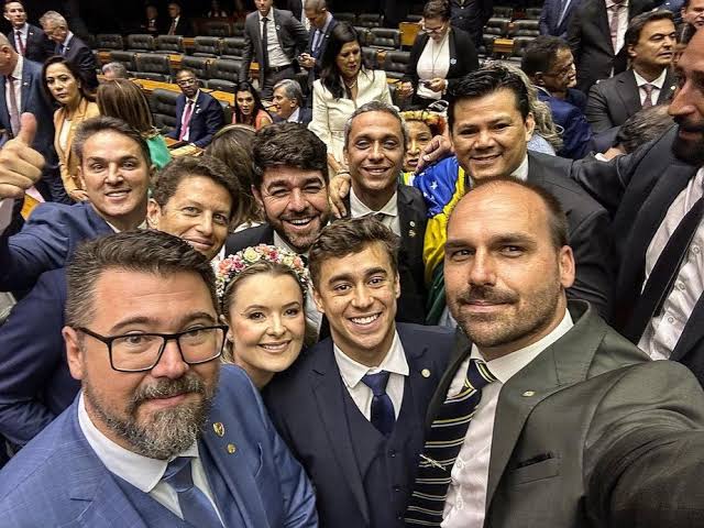 Hoje é Dia das Mulheres. Parabéns. Adivinha quem votou contra a igualdade salarial entre homens e mulheres?