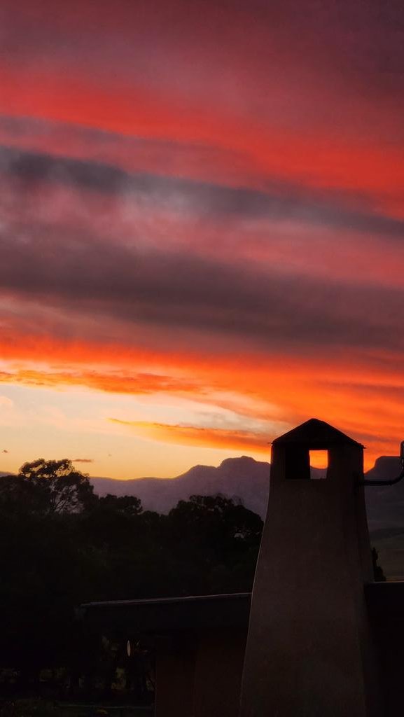 berghouse's tweet photo. Spectacular evening colours above the Drakensberg mountains 
https://t.co/vKpEFMY0fw 
.
.
.
#drakensberg #northerndrakensberg #mountainviews #travel #naweek #web #vakansie https://t.co/RgtqnA3OUc