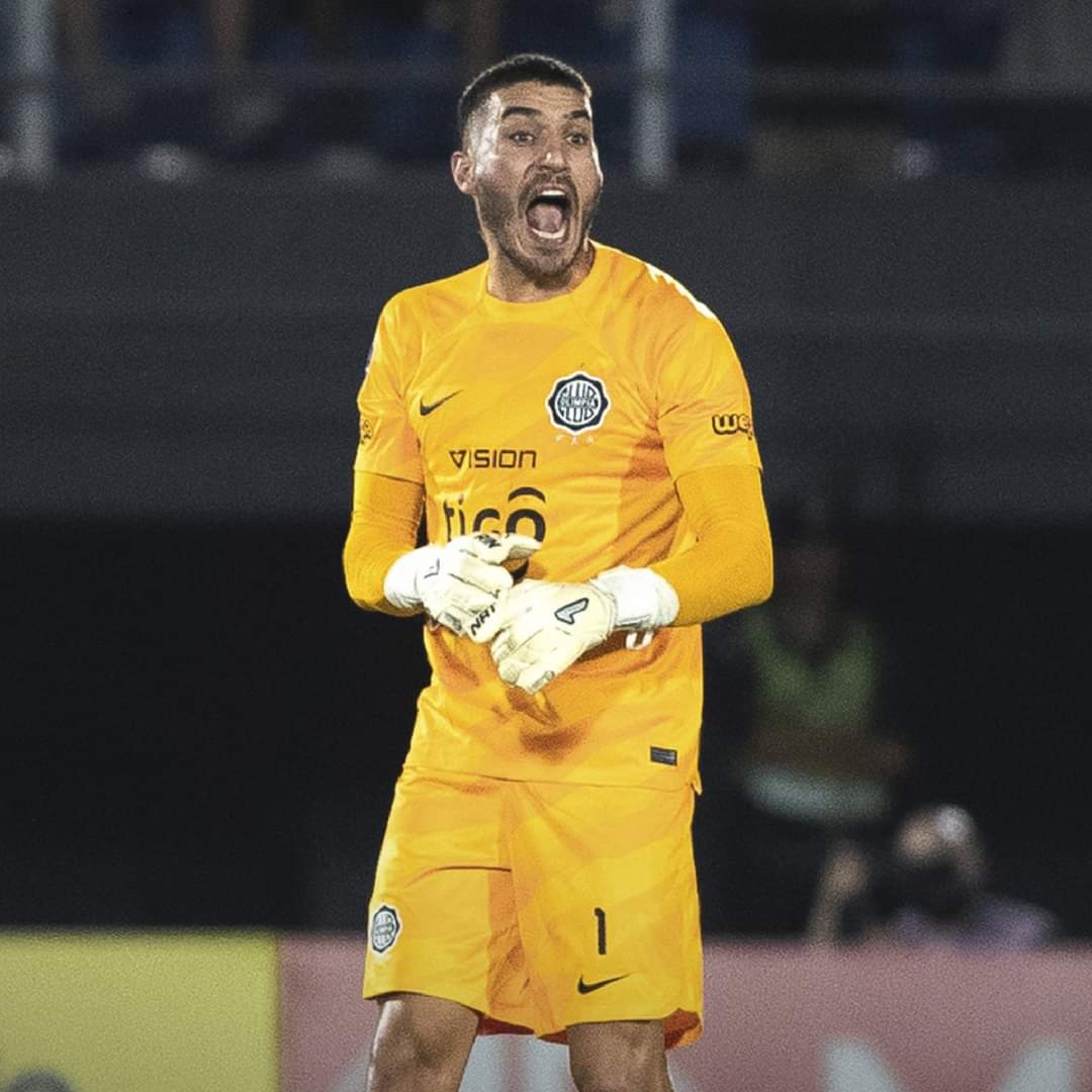 El único futbolista de Olimpia que entendió lo que se estaba jugando. Si no era por Gastón Olveira, el conjunto franjeado iba a irse goleado del Defensores. 🇺🇾