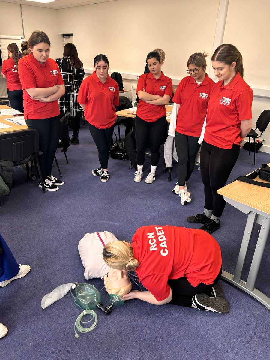 We have collaborated with @AneurinBevanUHB to celebrate to celebrate #NCW24. @NursingCadets enjoyed the chance to learn CPR, meet therapy dogs, speak with paramedics, all in preparation for a week’s placement getting hands on experience.🚑 coleggwent.ac.uk/employers