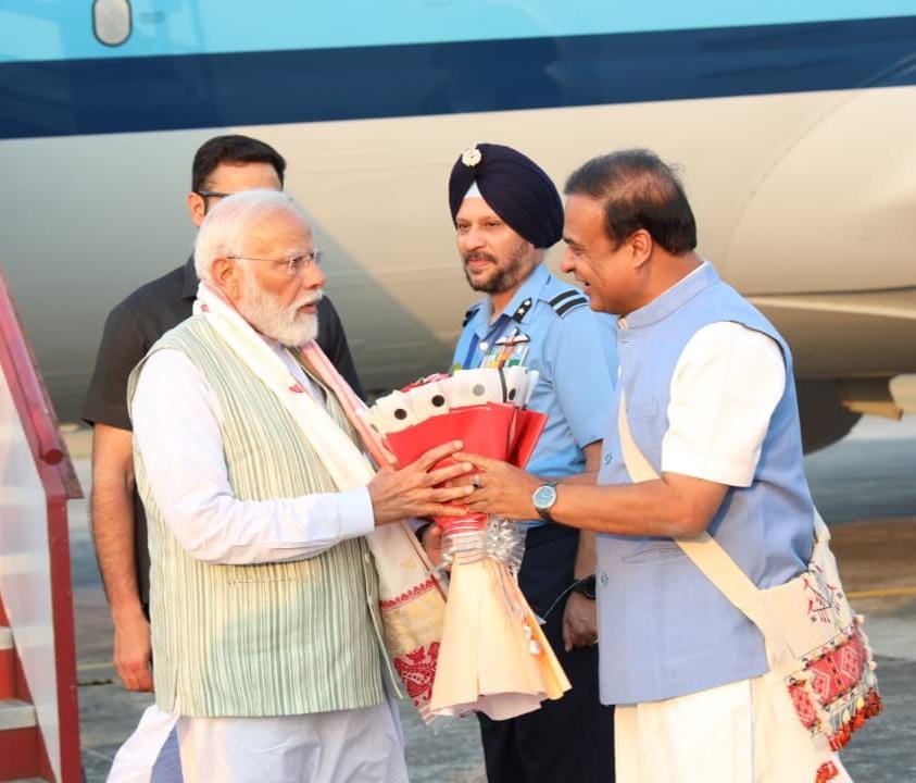 মা কামাখ্যা আৰু মহাপুৰুষ শ্ৰীমন্ত শংকৰদেৱ গুৰুজনাৰ পুণ্যভূমি অসমলৈ মাননীয় প্ৰধানমন্ত্ৰী ডাঙৰীয়াক মোদী পৰিয়ালৰ হৈ উষ্ম আদৰণি জনাইছোঁ৷

#ModiParivarAssam is thrilled to welcome our beloved Prime Minister Shri <a href="/narendramodi/">Narendra Modi</a> ji to the land of Maa Kamakhya and Mahapurush Srimanta