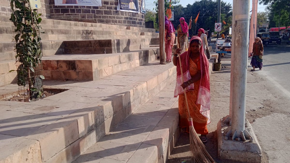 તા.8.3.24 ના રોજ ભુજ નગરપાલિકા જી.કચ્છ દ્વારા નિર્મળ ગુજરાત ૨.૦ અંતર્ગત હમીરસર તળાવ ની આસપાસ સફાઈ કામગીરી હાથ ધરવામાં આવી. #SwachhataHiSeva #SwachhGujarat2024