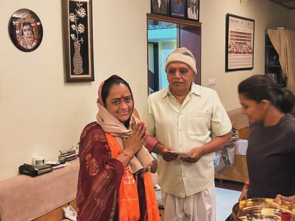 iRekhachaudhari's tweet photo. માન. મફતભાઈ પુરોહિત સાહેબ - પૂર્વ ધારાસભ્યશ્રી ધાનેરાના નિવાસસ્થાને રૂબરૂ મુલાકાત લઇ એમના આશીર્વાદ મેળવ્યા. https://t.co/NHgIXrJsBy