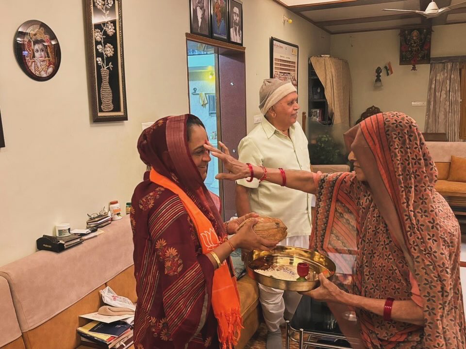iRekhachaudhari's tweet photo. માન. મફતભાઈ પુરોહિત સાહેબ - પૂર્વ ધારાસભ્યશ્રી ધાનેરાના નિવાસસ્થાને રૂબરૂ મુલાકાત લઇ એમના આશીર્વાદ મેળવ્યા. https://t.co/NHgIXrJsBy