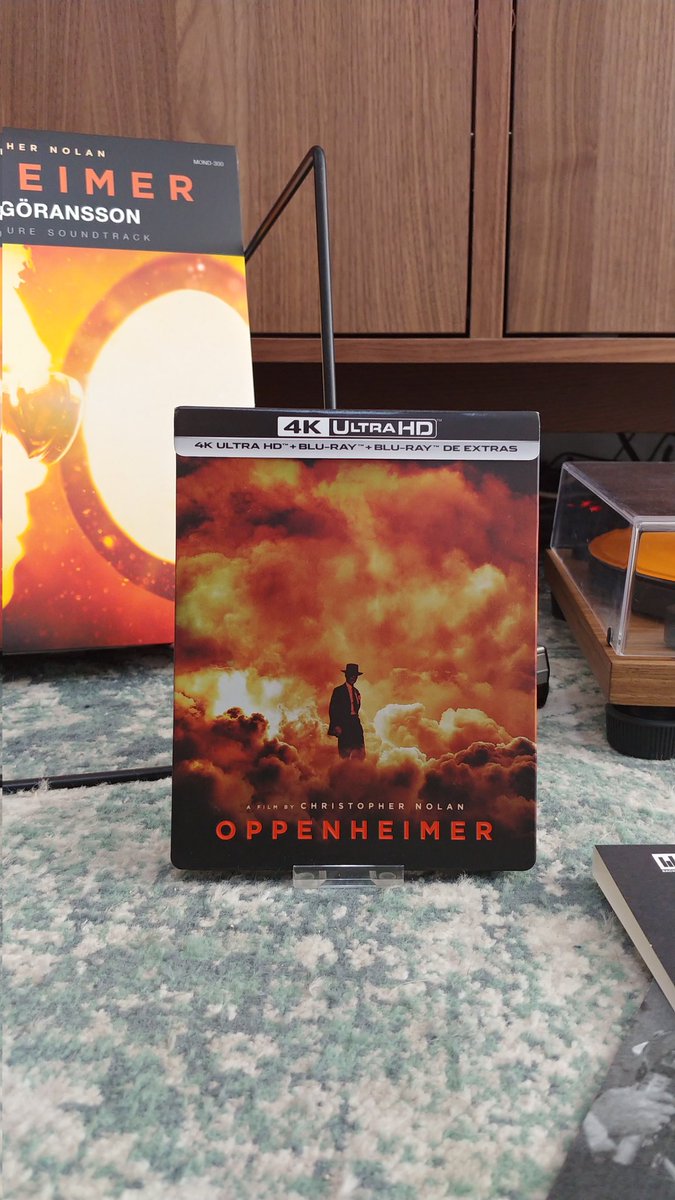 Edicionaca muy bien cuidada escuchandola ahora por separado de la peli me reafirmo, Göransson es uno de los compositores jovenes más interesantes y prometedores.