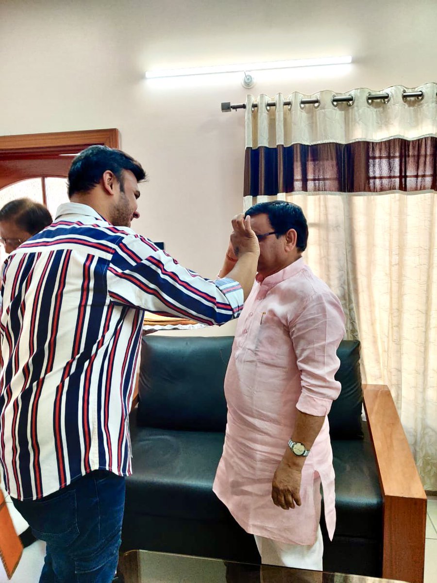 shubham26_'s tweet photo. भाजपा मध्यप्रदेश-चित्तीसगढ़ क्षेत्रीय संगठन महामंत्री श्री @ajayjamwalbjp जी, मध्यप्रदेश लोकसभा चुनाव प्रभारी व यू.पी. शासन कैबिनेट मंत्री श्री @bjpdrmahendra जी व इंदौर संभाग प्रभारी श्री राघवेंद्र गौतम जी के निज निवास पधारने पर उनका स्वागत कर साथ भोजन किया । https://t.co/cPWTdiU8Pd