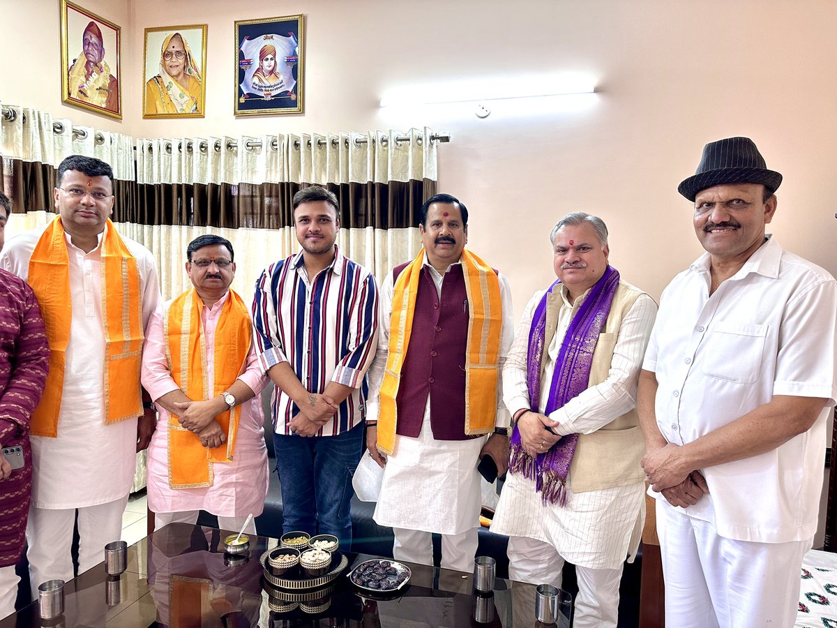 shubham26_'s tweet photo. भाजपा मध्यप्रदेश-चित्तीसगढ़ क्षेत्रीय संगठन महामंत्री श्री @ajayjamwalbjp जी, मध्यप्रदेश लोकसभा चुनाव प्रभारी व यू.पी. शासन कैबिनेट मंत्री श्री @bjpdrmahendra जी व इंदौर संभाग प्रभारी श्री राघवेंद्र गौतम जी के निज निवास पधारने पर उनका स्वागत कर साथ भोजन किया । https://t.co/cPWTdiU8Pd