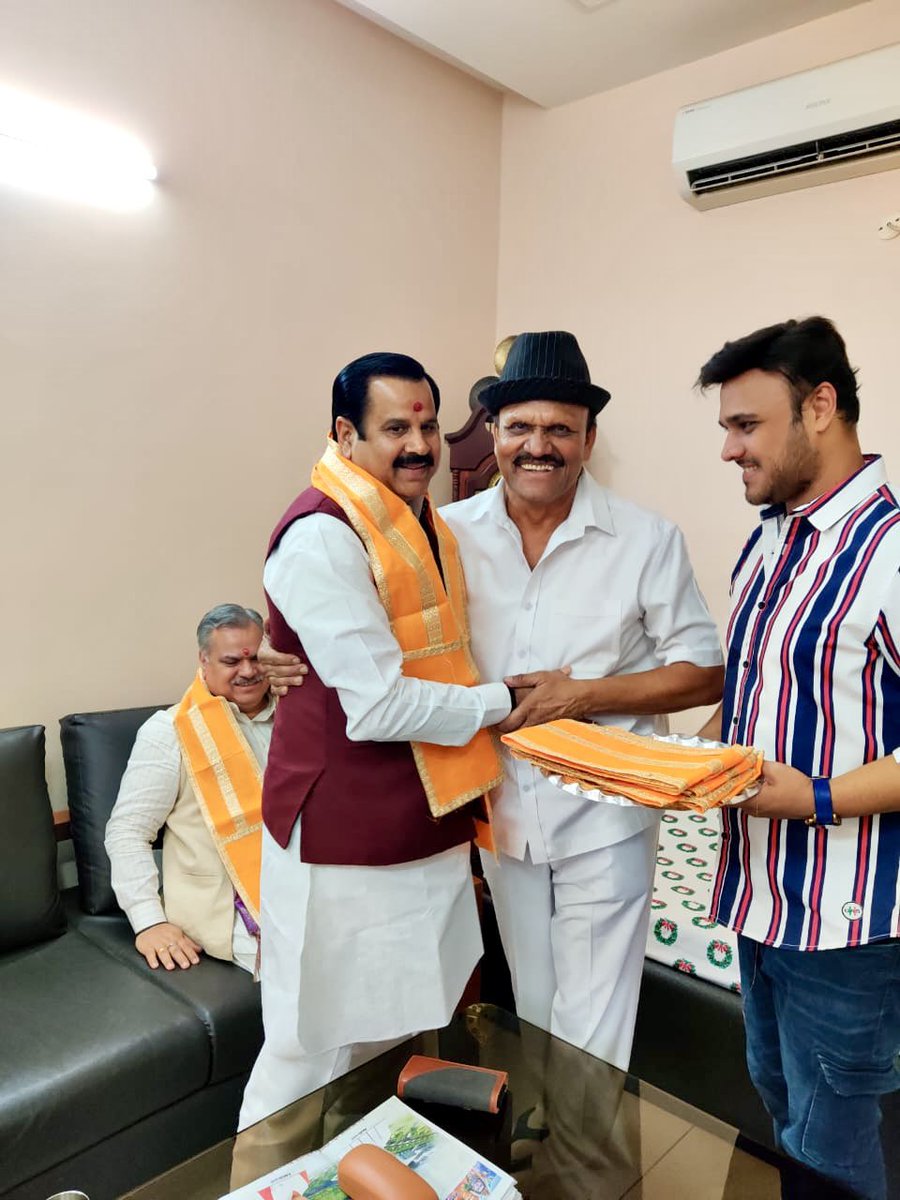 shubham26_'s tweet photo. भाजपा मध्यप्रदेश-चित्तीसगढ़ क्षेत्रीय संगठन महामंत्री श्री @ajayjamwalbjp जी, मध्यप्रदेश लोकसभा चुनाव प्रभारी व यू.पी. शासन कैबिनेट मंत्री श्री @bjpdrmahendra जी व इंदौर संभाग प्रभारी श्री राघवेंद्र गौतम जी के निज निवास पधारने पर उनका स्वागत कर साथ भोजन किया । https://t.co/cPWTdiU8Pd