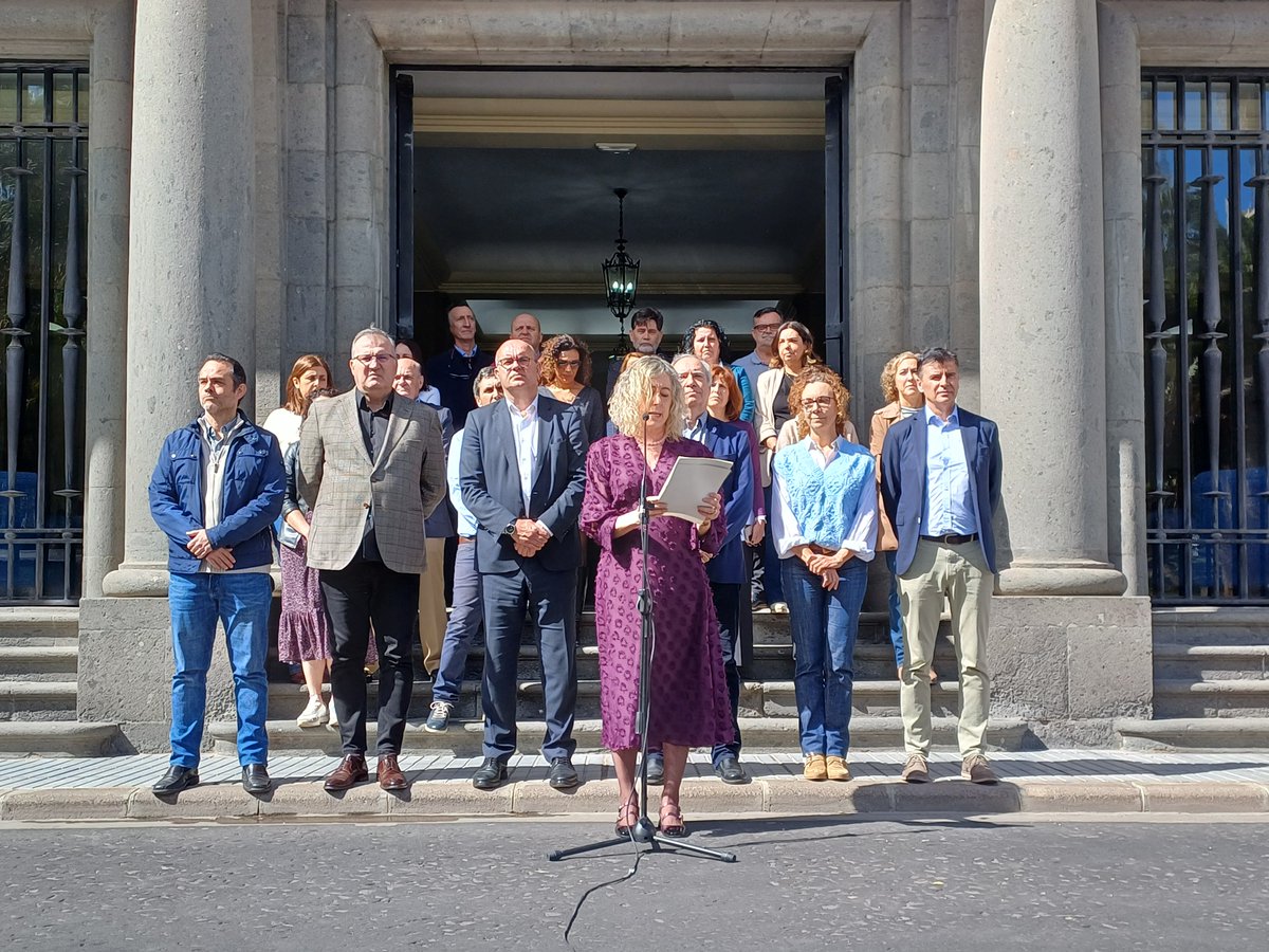 DgCanarias's tweet photo. 🟣La subdelegada del Gobierno en #LasPalmas, @temyns, acompañada por el delegado @AnselmoPestana y personal de la Delegación del Gobierno, ha leído hoy una declaración institucional por la #IgualdadDeGénero en #LPGC con ocasión del #8M, #DíaInternacionalDeLaMujer 

#MdeMuévete https://t.co/WYnCYt8SeX