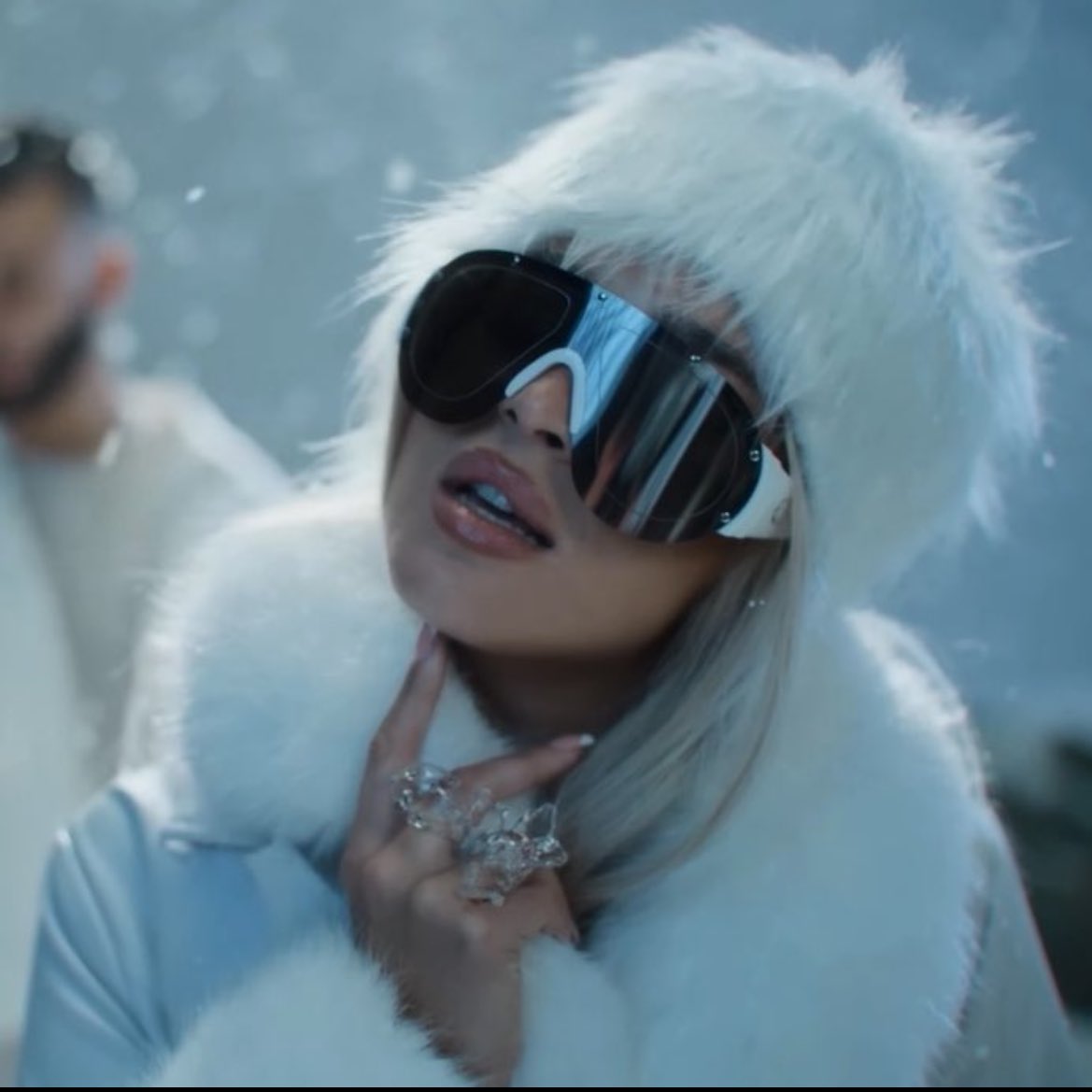 InmaMelgarejo's tweet photo. ✨“1000 cosas”✨la nueva canción de @lolaindigomusic junto a Manuel Turizo que va a revolucionar las redes sociales, y que nos está envolviendo en los planos de su vídeoclip.🎥🪩
#1000COSASOUTNOW #lolaíndigo #manuelturizo https://t.co/u8gToOQILH
