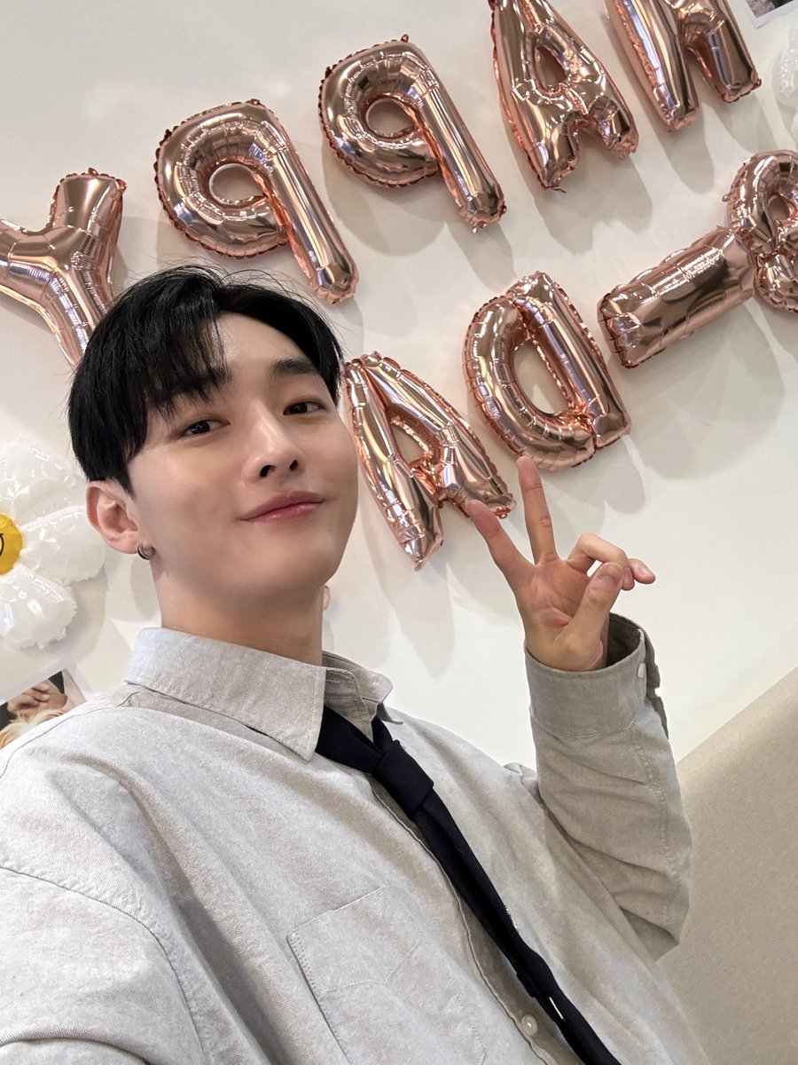 Official_YJS_'s tweet photo. <룽카소의 그림교실> Close✍️
룽카소로 변신한 지성이와 행복한 시간 보내셨나요?!

더 많은 밥알분들께 마음을 전하고 싶었던 따뜻한 지성❤️‍🔥
밥알들 덕분에 남은 시간도 행복하게 보낼 수 있을 것 같아요.•♥

#윤지성 #YOONJISUNG
#HAPPY_JISUNG_DAY
#밥알들의_귀염둥이_지룽생일 https://t.co/E4AIzEZlc1