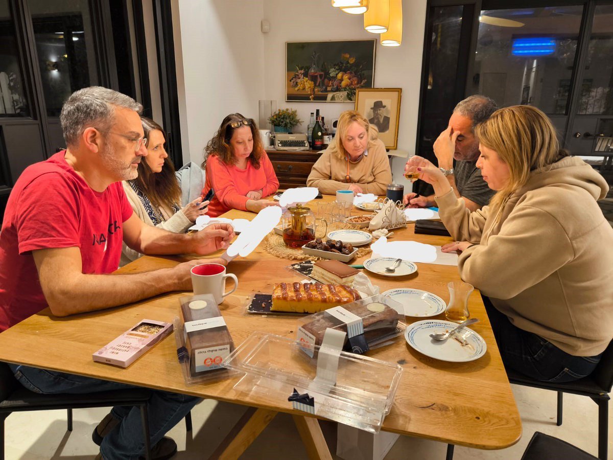 HozeHRaanana's tweet photo. קיבלנו שבעה מנדטים אבל בעיקר קיבלנו אחריות. 
הבוחרים שלנו שלחו אותנו למועצה עם סט ערכים ושק משימות.
אנחנו נפגשים באופן שוטף, עובדים יחד, בשותפות מלאה, ומקווים שבקרוב נוכל למסור יותר פרטים.

שומרים על המדינה - מתחילים בעירייה. https://t.co/J2b2CKuQr6