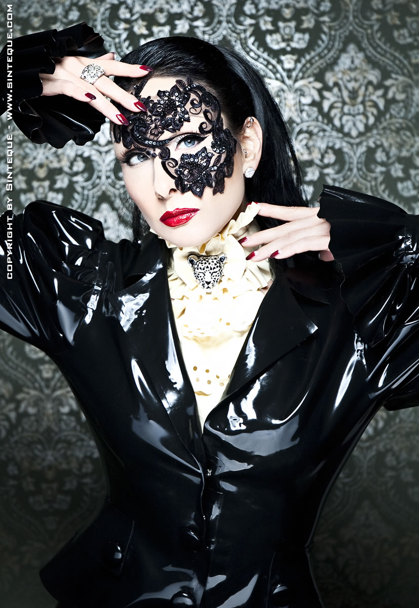 Sinteque's tweet photo. Today is International Women's Day 📷
Show love and respect for women - every day!
Outfit by bRIGITTE mORE
#latexlover #fashionaddict #latexmodel #fetishmodel #rubberaddict #gothicmeetslatex #goth #latexdress #latexjacket #lacemakeup #glamour #latexdesign #WomansDay2024 https://t.co/zAPcQyTABx
