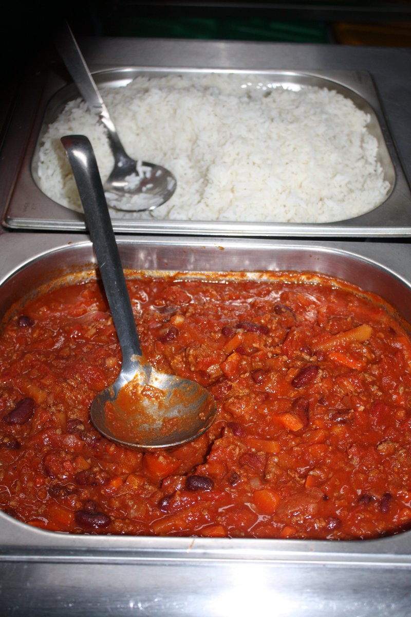South American Beef Chilli Quest is on the menu this week at Southwold Primary School as part of #EatThemToDefeatThem. The beef chilli is a delicious mild dish with red kidney beans, red peppers, butternut squash and carrots served with peas and salad. 🥕🥦🥒
