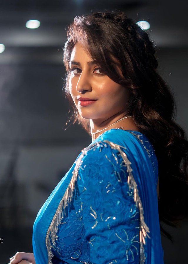 GIJUzbnWEAEB-Uz?format=jpg&name=900x900