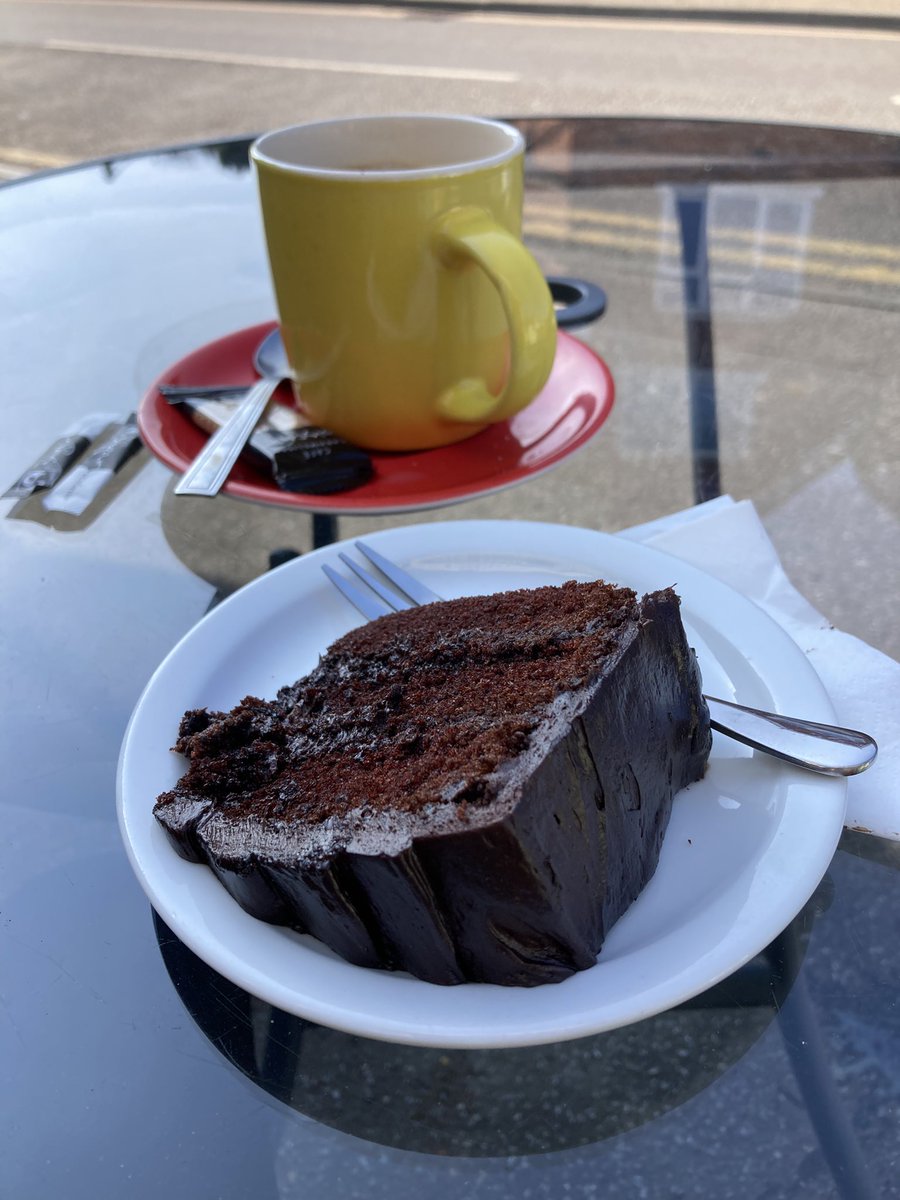 Friday cake this week is a slice of chocolate fudge cake , ride out to Lyminge for this one , headwind out , hopefully a tail wind home . 🚴🏻🍰 nice in the sun ☀️ #fridaycake