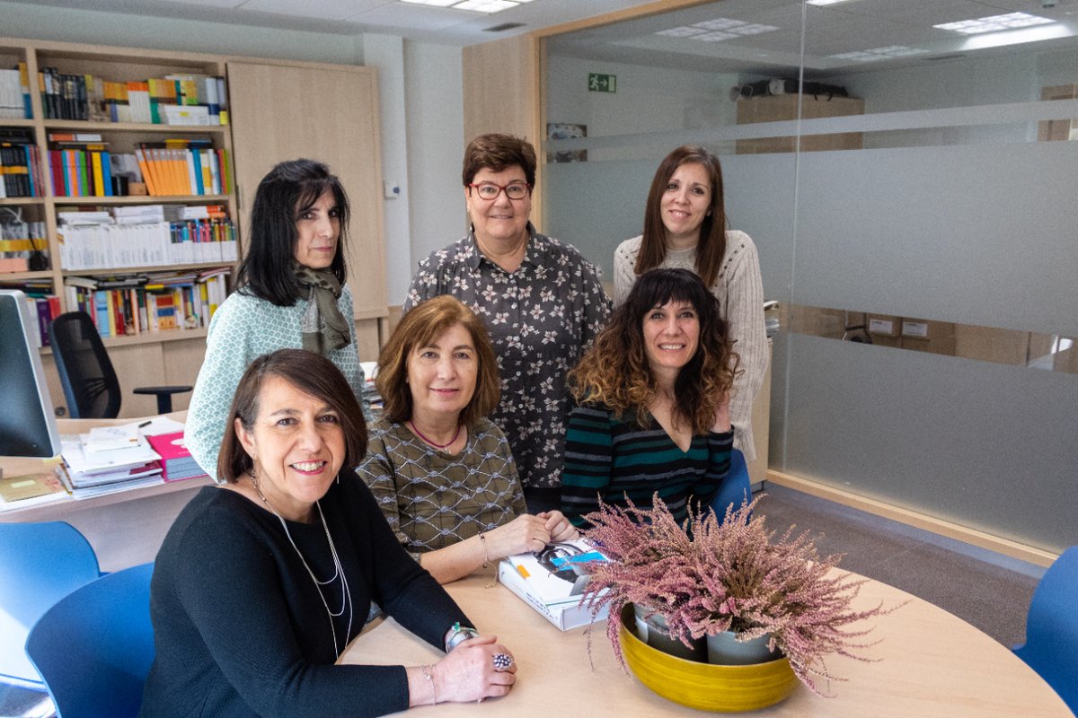 EditComillas's tweet photo. ¡En el #DíaDeLaMujer celebramos el compromiso y la dedicación de las mujeres del Servicio de Publicaciones, las Librerías y la Reprografía!
Su trabajo es fundamental para sacar adelante las obras que editamos. ¡Gracias por inspirarnos a diario! #8M #editoras #libreras 📚♀️ https://t.co/iAvhsGjT2z