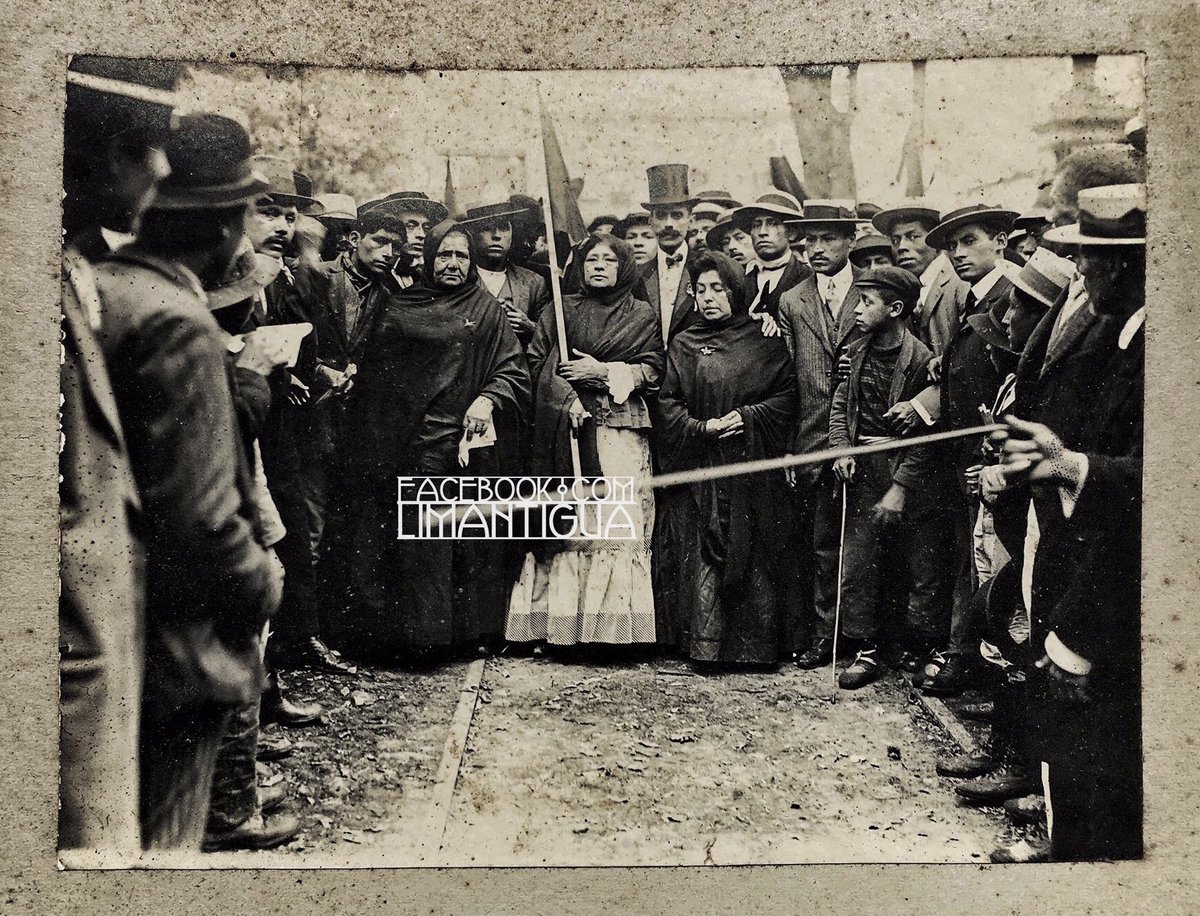 Mujeres protestando en la Alameda de los Descalzos. Vemos a Martha Olinda Reyes de Berreteaga, conocida como “Marta la Cantinera” (al centro de la fotografía); mujer que integró la resistencia en la Campaña de la Breña.