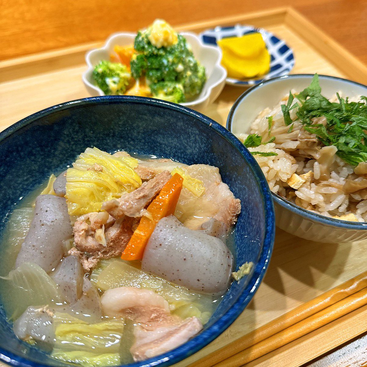 kero_gohan's tweet photo. 豚汁ときのこご飯と筋肉サラダ（ササミゆで卵ブロッコリー）

子どもに人気メニューなんだけど…うちの子少し渋いよね😂

 #Twitter家庭料理部 #おうちごはん #居酒屋メニュー #定食メニュー #料理好きな人と繋がりたい #おうち居酒屋 https://t.co/AiSbxGBPEU