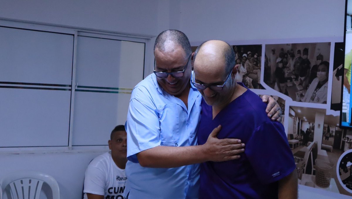 robertoceledon's tweet photo. Anoche acompañamos en su rendición de cuentas al médico @davidapelaez, a quien en 2020 invitamos hacer parte del #EquipoDeLaEsperanza en la dirección del @HospitalBaranoa. Gracias, David, el cambio se nota, ¡en salud también les #Cumplimos a los baranoeros! https://t.co/jqpptnOTBa