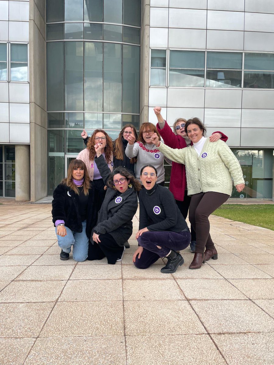 Hui és el nostre dia. En el programa Les Notícies del Matí de la ràdio d'Àpunt som tot dones i funcionem a les mil meravelles. Dones feministes i a per totes.