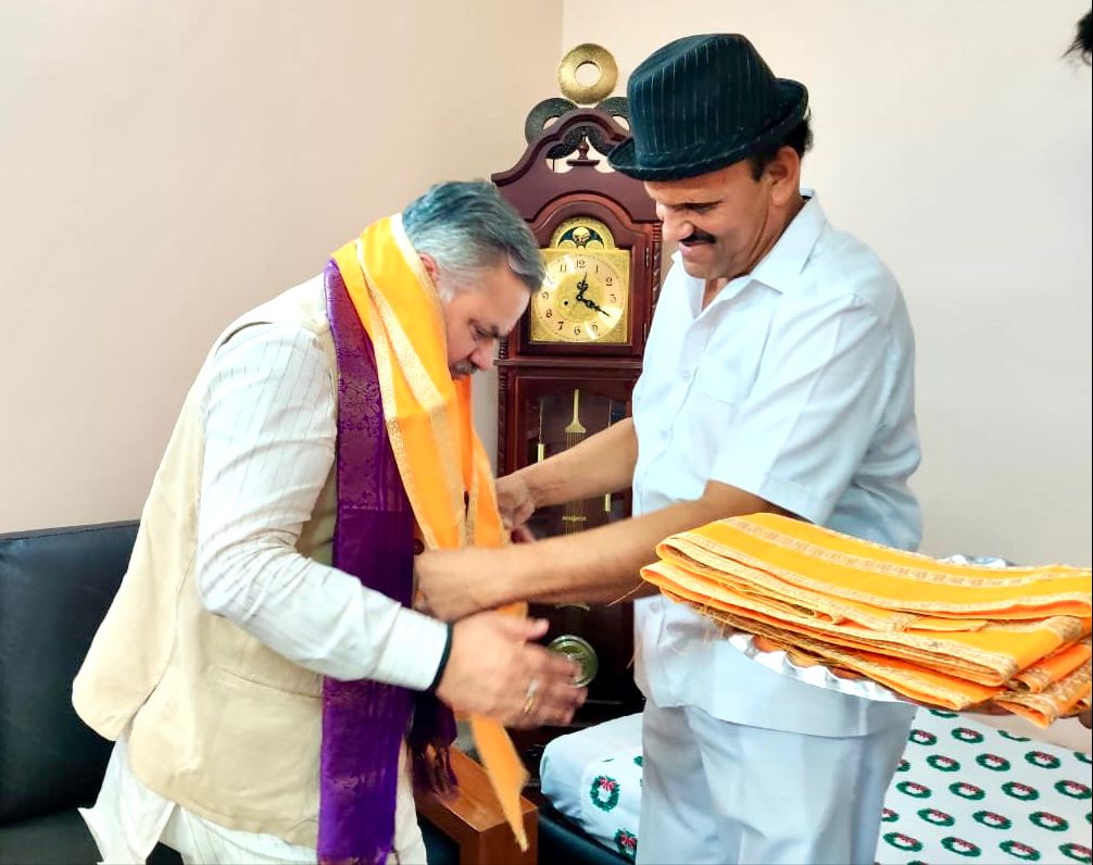 Sudarshanguptaa's tweet photo. भाजपा मध्यप्रदेश-चित्तीसगढ़ क्षेत्रीय संगठन महामंत्री श्री @ajayjamwalbjp जी, मध्यप्रदेश लोकसभा चुनाव प्रभारी व यू.पी. शासन कैबिनेट मंत्री श्री @bjpdrmahendra जी, इंदौर संभाग प्रभारी श्री राघवेन्द्रसिंह गौतम जी व भाजपा नगर अध्यक्ष श्री @gauravranadive जी के निज निवास पधारने पर उनका स्वागत कर साथ भोजन किया ।