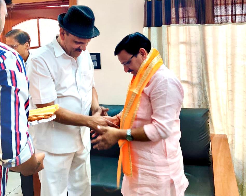 Sudarshanguptaa's tweet photo. भाजपा मध्यप्रदेश-चित्तीसगढ़ क्षेत्रीय संगठन महामंत्री श्री @ajayjamwalbjp जी, मध्यप्रदेश लोकसभा चुनाव प्रभारी व यू.पी. शासन कैबिनेट मंत्री श्री @bjpdrmahendra जी, इंदौर संभाग प्रभारी श्री राघवेन्द्रसिंह गौतम जी व भाजपा नगर अध्यक्ष श्री @gauravranadive जी के निज निवास पधारने पर उनका स्वागत कर साथ भोजन किया ।