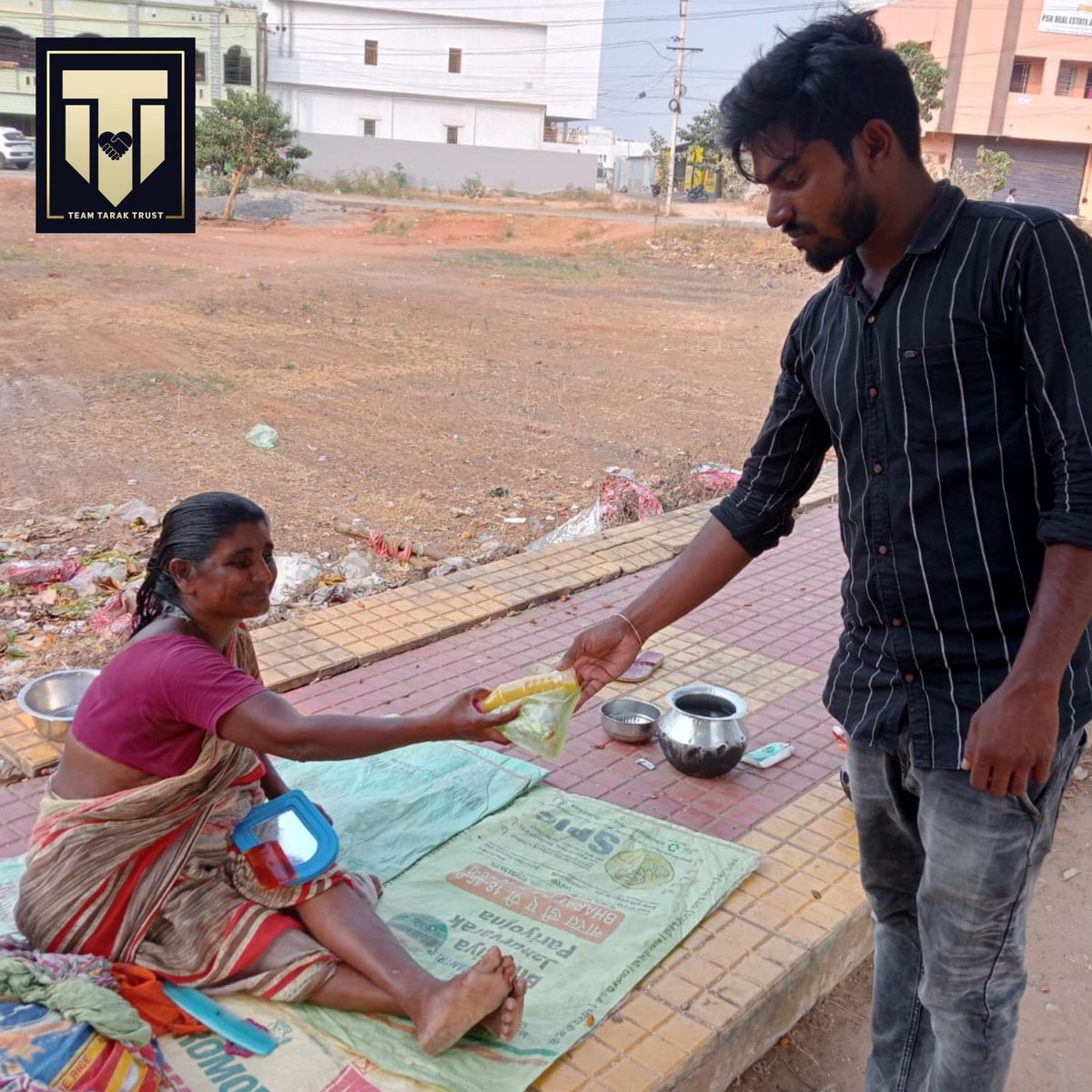 Today @TeamTarakTrust Member Donated Meals To Needy At Vizayanagaram . @tarak9999 ❤ #TeamTarakTrust #DonateAMealWithTeamTarakTrust