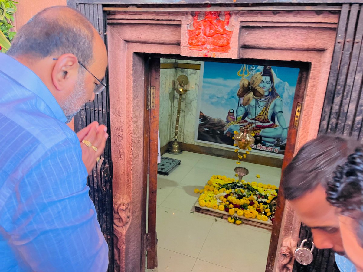 PatilSanjaykaka's tweet photo. महाशिवरात्रीचे औचित्य साधून कवठेमहांकाळ येथे मल्ल��कार्जुन यात्रेनिमित्त मंदिरास भेट दिली आणि पावन दर्शन घेतले. मंदिरात उपस्थित मान्यवर तथा भाविक-भक्तांची भेट घेतली आणि त्यांना यात्रेनिमित्त शुभेच्छा दिल्या.

#महाशिवरात्री #मल्लिकार्जुनयात्रा #कवठेमहांकाळ https://t.co/ftNxTEMdj8