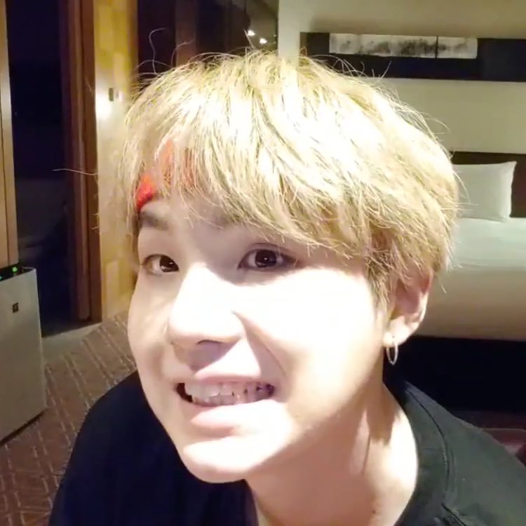 BTS_land07's tweet photo. therapy is expensive but yoongi going '😬' is free — a devastating thread https://t.co/bI9u1lj4p6