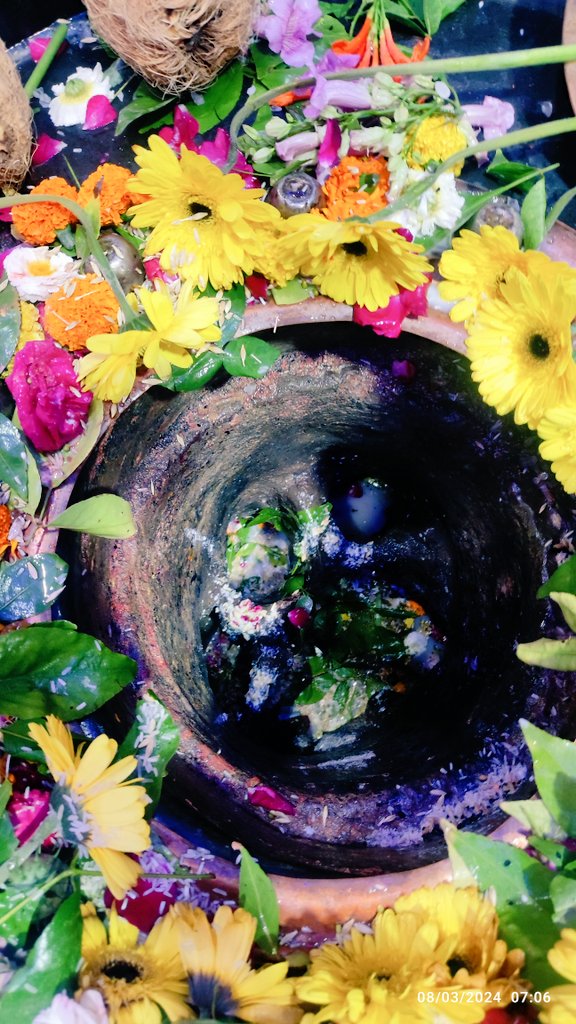 मुझे बेहतर से बेहतरीन नहीं..
मेरे लिए तो आपका साया ही काफी हैं महादेव..

#ॐनमःशिवाय #उत्कंठेश्वर_महादेव
#बेमिसाल_बातें #महादेव