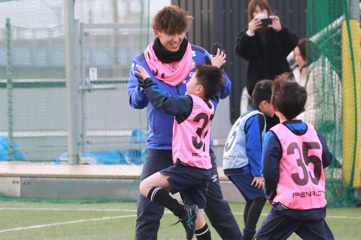 Giravanz_staff's tweet photo. スクール生も大喜びで、たくさんの笑顔を見ることができました👏✨

選手たちは、子供たちから元気をもらいましたと楽しんでくれました😁 https://t.co/v25Ly5Fisa