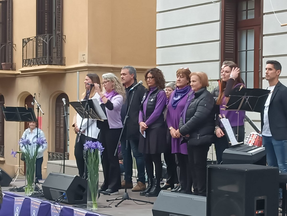 Lectura del manifest del dia de la dona a l'ajuntament de #santfeliu #8m #diadeladona