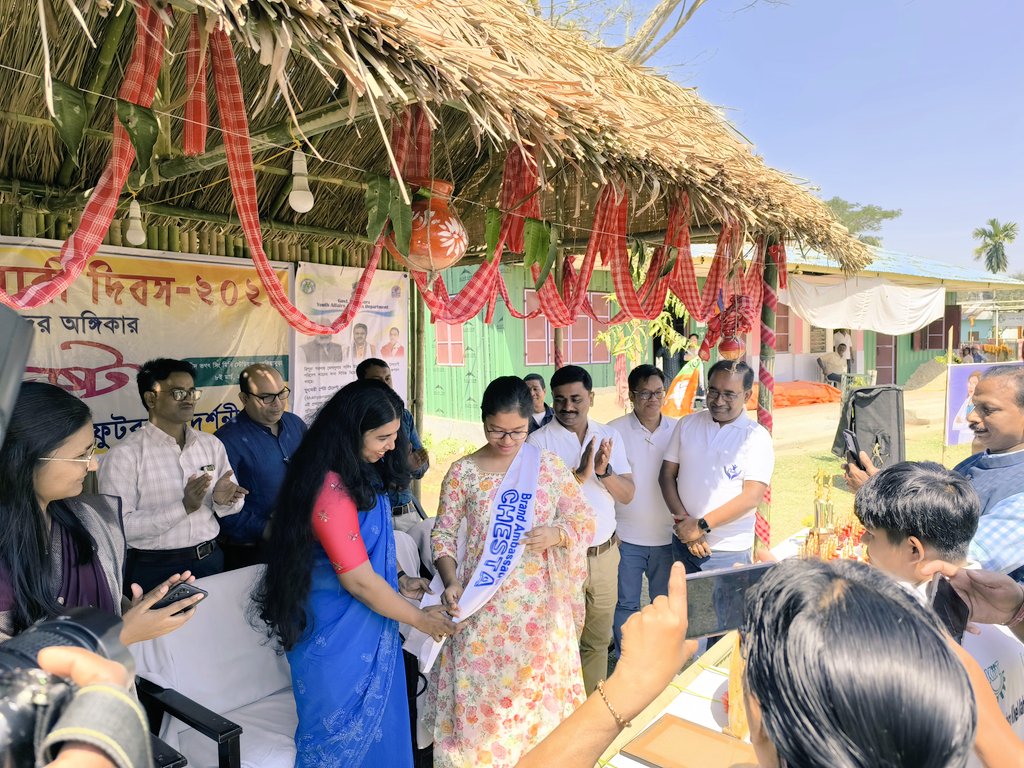 amit3arc's tweet photo. #InternationalWomensDay2024
Smt Bipasha Hrankhwal @bipasha_aina, first woman Air Traffic Controller of State, felicitated by @chandni_ias and #TeliamuraMunicipalCouncil and named as Brand Ambassador of #CHESTA, an initiative to eliminate Child Marriage on IWD 2024. https://t.co/t0KwTqy6q5
