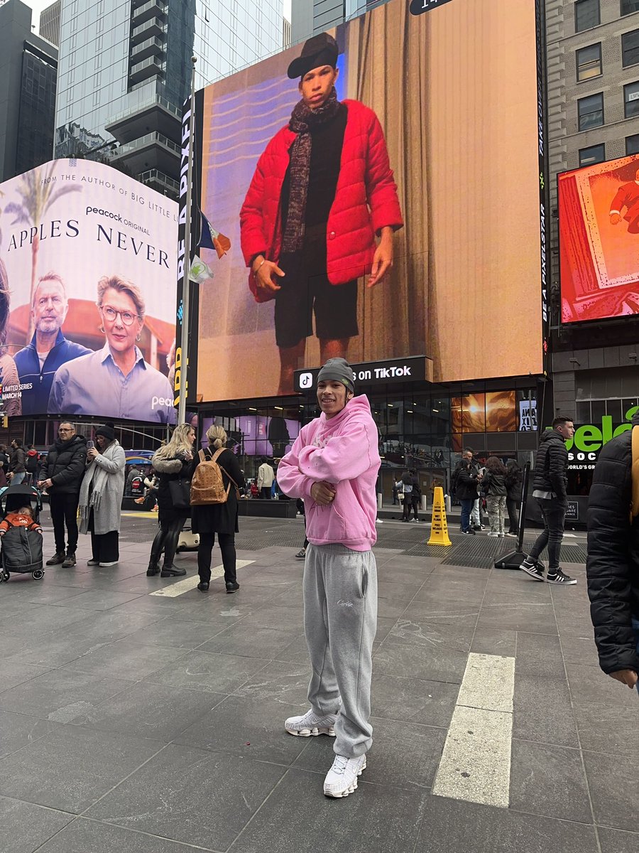 samuel🧑🏽‍🦲 tweet media