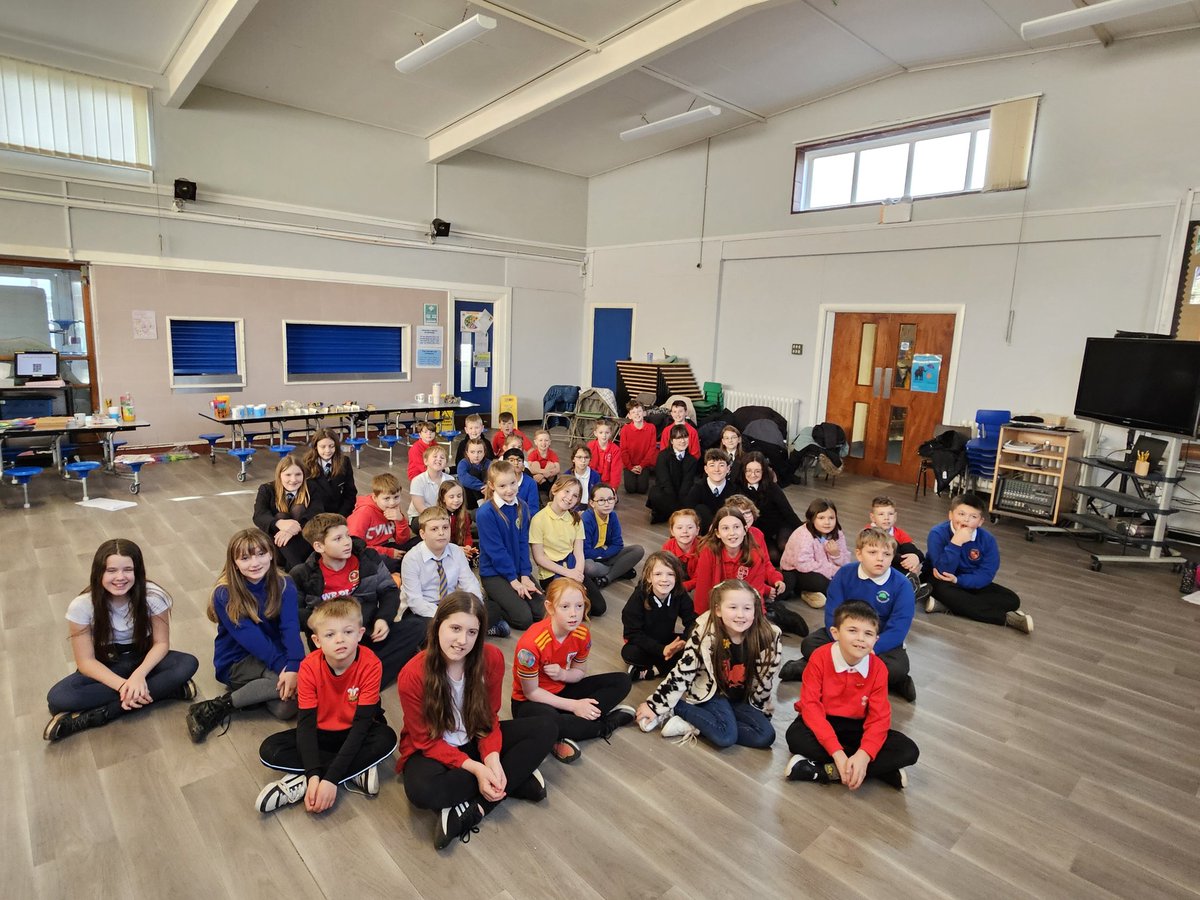 CroesyCymraeg's tweet photo. Am fore hyfryd! Criw Cymraeg wedi mwynhau dathlu gyda'n gilydd. 
What a lovely morning! Criw Cymraeg have enjoyed celebrating together. 
Diolch I @LlantarnamCP @MaendyPrimary @croesyprimary @PontnewyddSch @LlanyPrimary @CroesyLlc @croesyschool https://t.co/UHvOTWDmzp