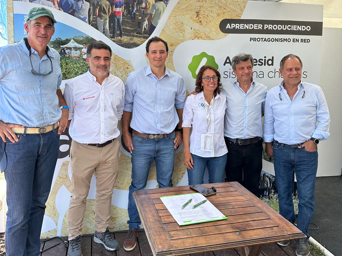 aapresid's tweet photo. 📍#Expoagro | Renovamos alianzas para seguir impulsando neutralidad de carbono 💪🏼

Con el objetivo de seguir cuidando nuestros suelos y sumar más productores, renovamos nuestro compromiso con @Syngenta_ar, @plataformapuma, @ProfertilAgro , @AgroBayerAR , @Santander_Ar  y @Grupo_Bimbo  para seguir trabajando en una agricultura regenerativa ♻️