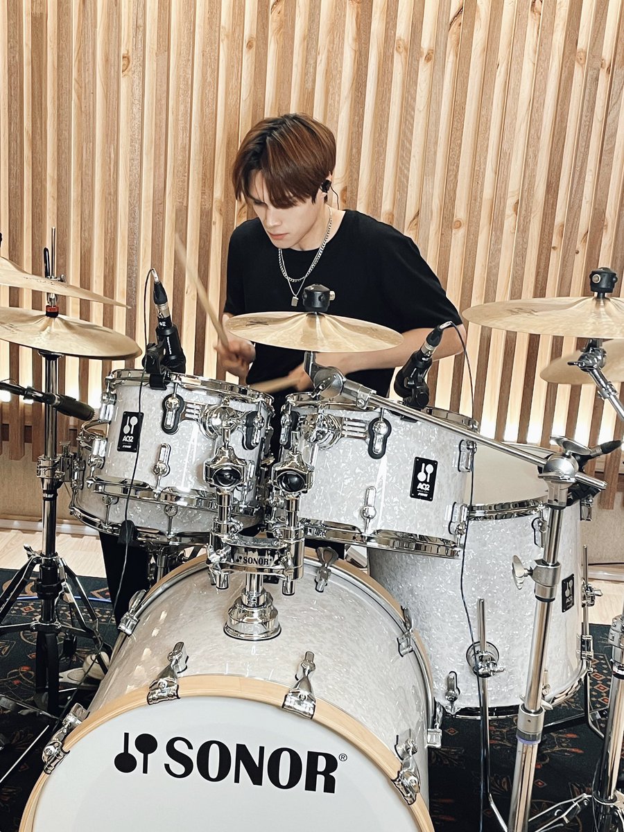 jchang63's tweet image. [Drum Cover🥁]

선라이트!
정말정말 오랫동안 드럼 커버 보여드리고 싶었습니다~! 열심히 준비했으니까 많이 봐주세요💛

제이창의 드럼 커버
지금 들어보세요🎧
🔗: youtu.be/bl5UAJmLfT4

Cover🎤
🔹Shout Out - ENHYPEN
🔹Way Away - Yellowcard
🔹Rockstar - Jay Chang

#JayChang #제이창