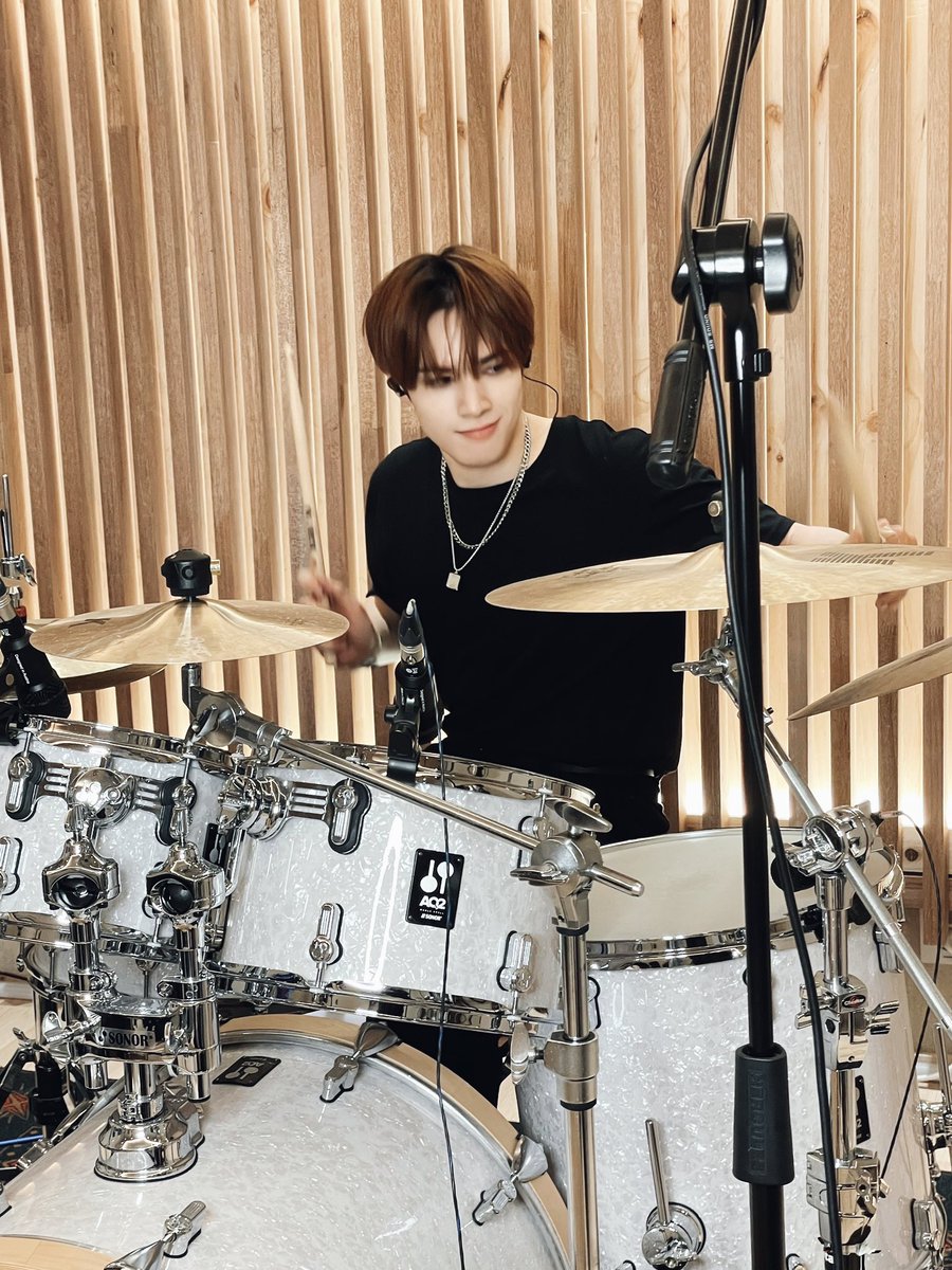 jchang63's tweet image. [Drum Cover🥁]

선라이트!
정말정말 오랫동안 드럼 커버 보여드리고 싶었습니다~! 열심히 준비했으니까 많이 봐주세요💛

제이창의 드럼 커버
지금 들어보세요🎧
🔗: youtu.be/bl5UAJmLfT4

Cover🎤
🔹Shout Out - ENHYPEN
🔹Way Away - Yellowcard
🔹Rockstar - Jay Chang

#JayChang #제이창