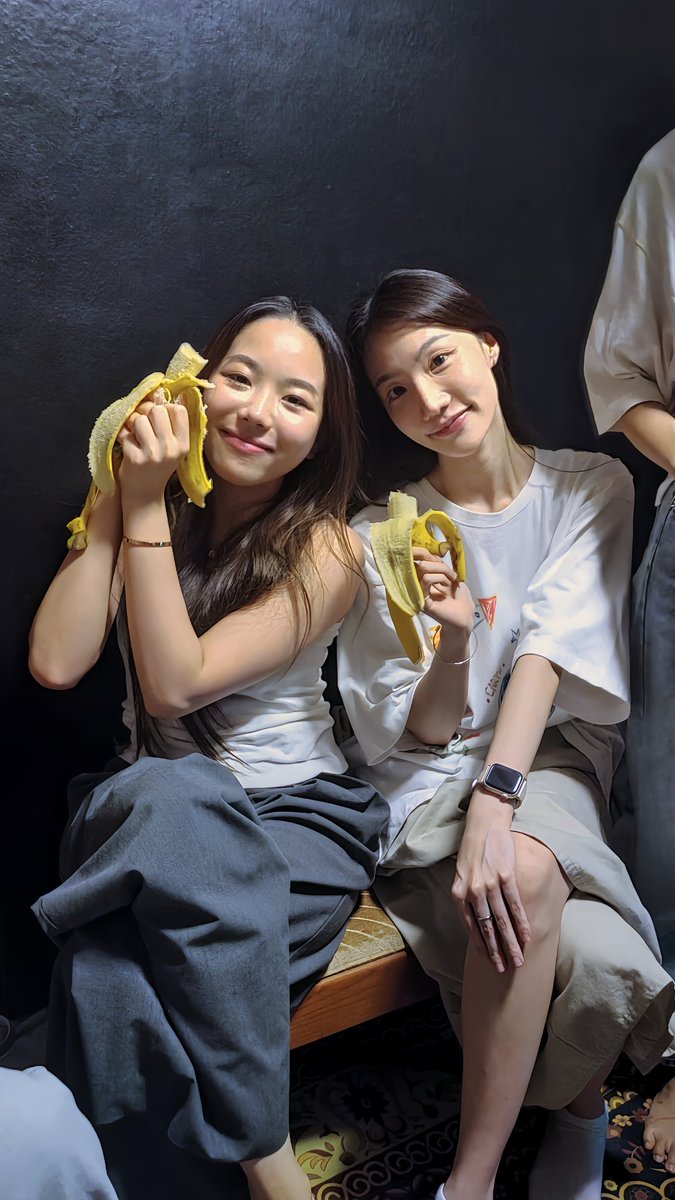 lovesenior_th's tweet photo. ท ง : อุ๊ย มีกล้วยด้วยเหรอ เอามาจากไหนคะ?
ต : หนูซื้อมา
ท ง : เค้าขอบ้างจิ
ต : ไม่มีแล้วคะ
ผ่านไป 2 นาที ~
ท ง : อุ๊ย ทำไม ม ได้กล้วย
ม : เอามาจากพี่ ต คะ
ท ง : เอ้า! ต เมื่อกี้หนูบอกหมดแล้ว
ต : พี่ชื่อ เมอร์ซิเดส ไหมคะ?
ท ง : .....

#lovesenior1stfanmeet https://t.co/TEgvOlXvbg