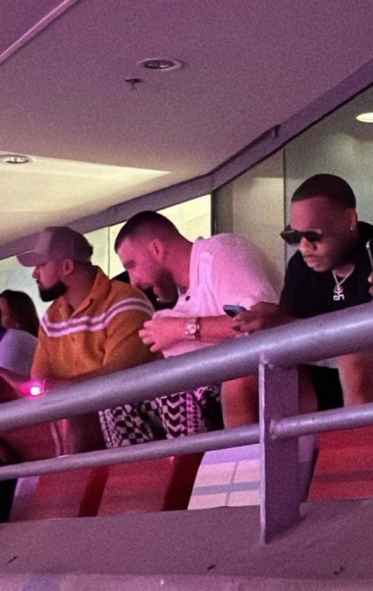 Travis just arrived to #SingaporeTheErasTour show! ✌🏼