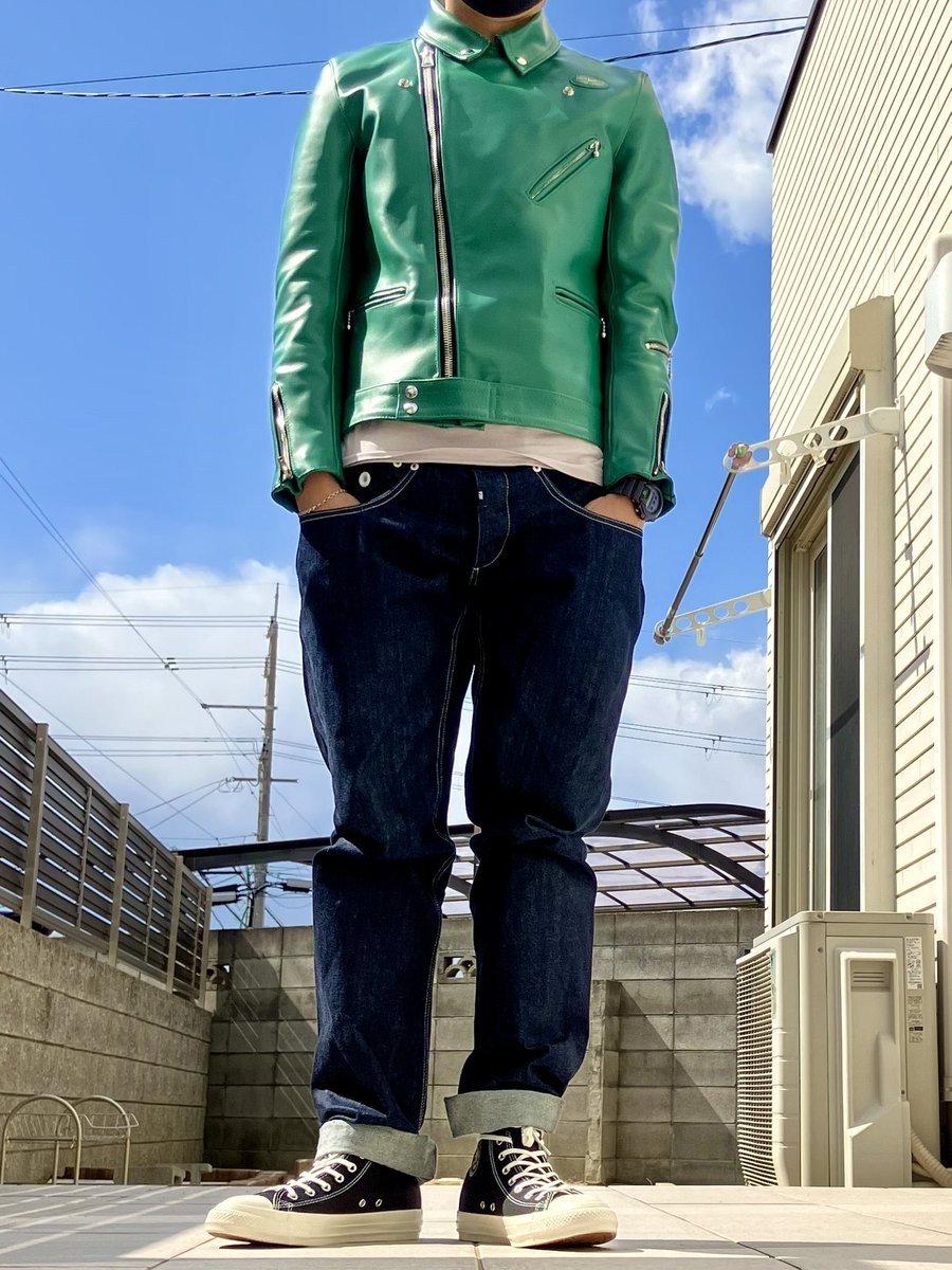 Jordan11Osaka's tweet photo. 1年半待って念願のグリーンサイクロンをGotemしました！
久しぶりに新品のライダースを育成！
むちゃくちゃ硬いので家でもずっと着て馴染ませます！

いやはや最高☆ 

#ルイスレザー
#サイクロン
#たなジャン
#1日目 https://t.co/2NdDmLm8DG