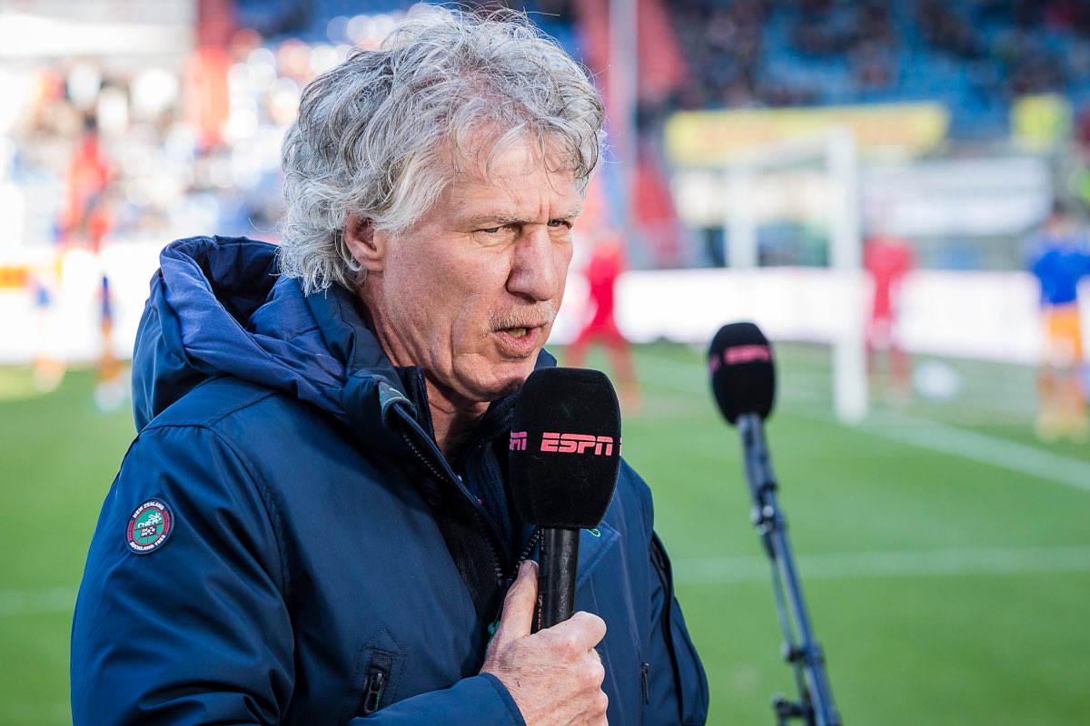 vanlosser's tweet photo. Vandaag schuift Gertjan Verbeek aan in de Oosttribune samen met Jan en Tijmen blikken we vooruit op de duels van de Overijsselse Clubs! #fctwente #peczwolle #heraclesalmelo en #gaeagles! Waar mag ik ze vragen? #tvoost #oost #oosttribune https://t.co/rx4XimBKlD