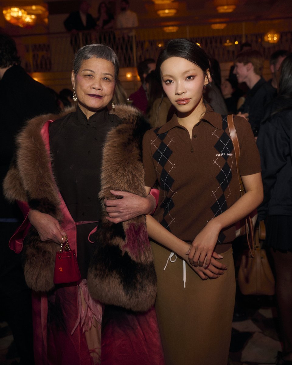 miumiu_japan's tweet photo. ジジ・ハディッドがホストを務める、#ミュウミュウ 2024年秋冬ファッションショーのディナーに出席したゲストたち。

#MiuMiuClub
#MiuMiuFW24 https://t.co/OTtr2GTjWT