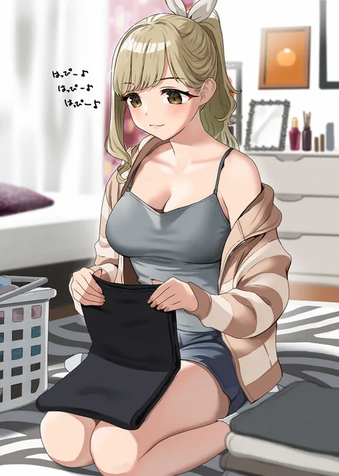 洗濯物をたたむみかんちゃん 