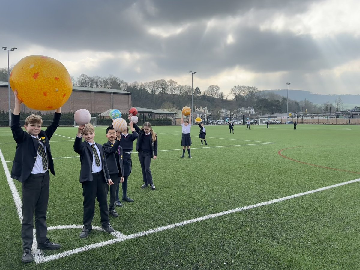 Year 5 have been out on the school fields and Astro predicting where they think the #planets would be relative to the sun then measuring the correct relative distances @MonPrepSchool @Habsmonmouth #STEM #Science #astronomy