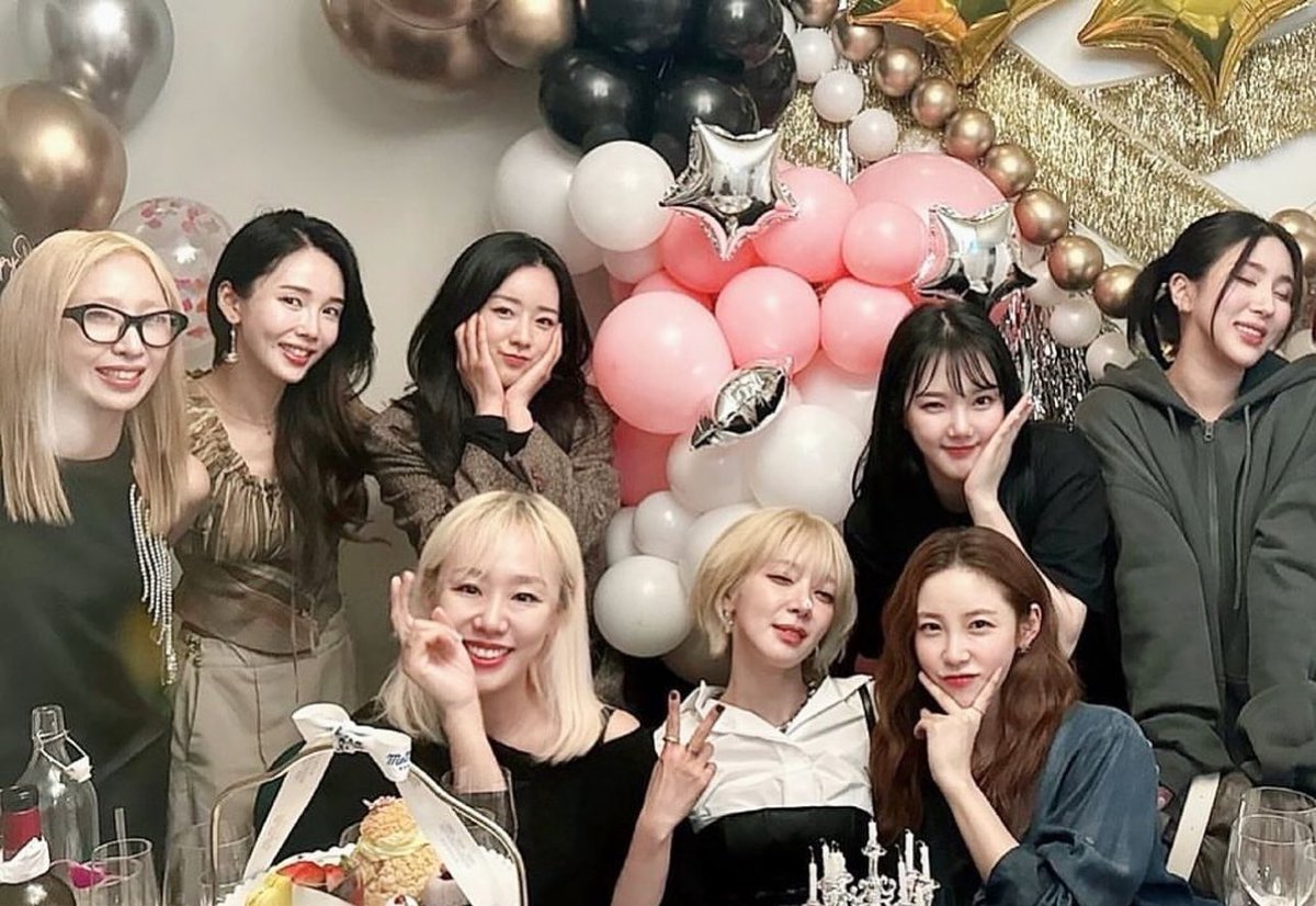 braveshabet's tweet image. 2NE1 FIESTAR APINK AOA AND GFRIEND IN ONE SPOT WHAT